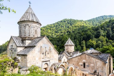 Ermenistan 'ın Tavush ilindeki Dilijan kasabası yakınlarındaki Haghartsin Manastırı' ndaki Aziz Astvatsatsin Kilisesi 'nin manzarasının üzerinde güneşli bir yaz günü