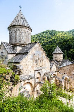 Ermenistan 'ın Tavush iline bağlı Dilijan kasabası yakınlarındaki Haghartsin Manastırı' nda güneşli bir yaz günü verandalı Surb Astvatsatsin Kilisesi manzarasının üzerinde.