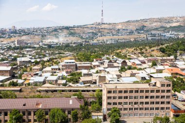 Güneşli yaz gününde Erebuni Kalesi 'nden Erivan şehir merkezinin manzarasının üstünde.