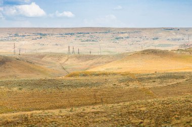 Güneşli yaz gününde Erivan 'daki Erebuni Kalesi yakınlarında güneşte kavrulmuş çim tepeleri, Ermenistan