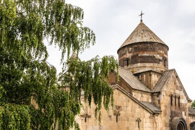 Ermenistan 'ın Tsaghkadzor kasabasında yaz bulutlu bir günde Kecharis Manastırı' ndaki Aziz Grigor Kilisesi 'nin binası