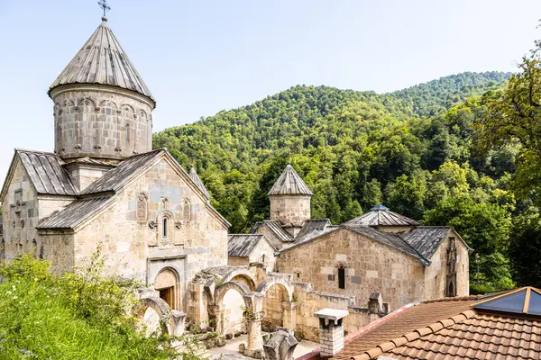 Tavush Eyaleti 'nin Dilijan kasabası yakınlarındaki Haghartsin Manastırı' ndaki Astvatsatsin Kilisesi ve çatı manzarasının üzerinde güneşli bir yaz günü