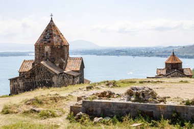 Sevanavank Sevan Manastırı 'ndaki kiliselerin manzarası güneşli bir yaz günü Sevan Yarımadası' nın tepesinde.