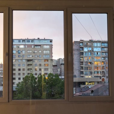 Yaz akşamları cam balkon pencerelerinden şehrin manzarası