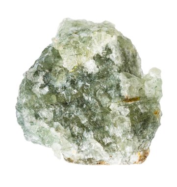 Jeolojik koleksiyondaki doğal taş örneğini kapatın. Beyaz arka planda izole edilmiş cilalanmamış yeşil ötenazi minerali.