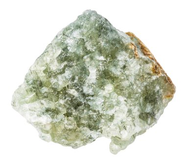 Jeolojik koleksiyondaki doğal taş örneklerini kapatın. Beyaz arka planda izole edilmiş çiğ yeşil aventurine minerali.