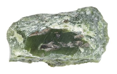 Jeolojik koleksiyondaki doğal taş örneklerini kapatın. Beyaz arka planda izole edilmiş kaba yeşil nephrite minerali.