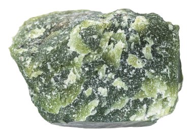 Jeolojik koleksiyondaki doğal taş örneklerini kapatın. Beyaz arka planda izole edilmiş cilalanmamış yeşil nephrite minerali.