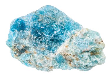 Jeolojik koleksiyondaki doğal taş örneğini kapatın. Beyaz zemin üzerinde izole edilmiş çiğ mavi apatit kaya.