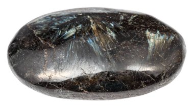 Jeolojik koleksiyondaki doğal taş örneğini kapatın. Grönland 'dan beyaz arka planda izole edilmiş nuummite minerali.