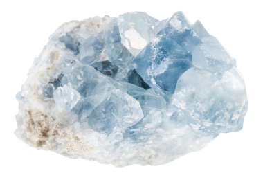 Jeolojik koleksiyondaki doğal taş örneklerini kapatın. Madagaskar 'dan beyaz arka planda izole edilmiş ham Celestine mineral kristalleri.