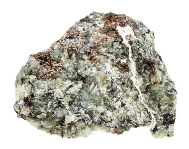 Jeolojik koleksiyondaki doğal taş örneklerini kapat - spen ve feldspar mineralli cilalanmamış nephelin beyaz arka planda Khibiny, Kola Yarımadası 'ndan izole edilmiş