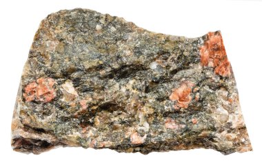 Jeolojik koleksiyondaki doğal taş örneğini kapat. Karelia 'dan beyaz arka planda izole edilmiş cilalanmamış gneissoid granit mineral.
