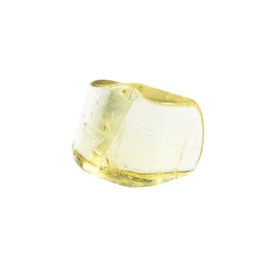 Jeolojik koleksiyondaki doğal taş örneğini kapat. Parlatılmış heliodor minerali. Transbaikalia, Sherlovaya Gora 'nın beyaz arka planında izole edilmiş.