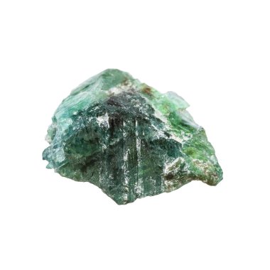 Jeolojik koleksiyondaki doğal taş örneğini kapat - Ural 'dan izole edilmiş beyaz arkaplanda gün ışığında kaba yeşil İskenderiye minerali