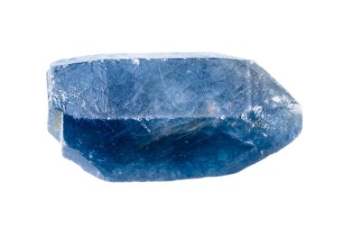 Jeolojik koleksiyondaki doğal taş örneğini kapat - kaba mavi safir kristal Tanzanya 'dan izole edilmiş beyaz arkaplan