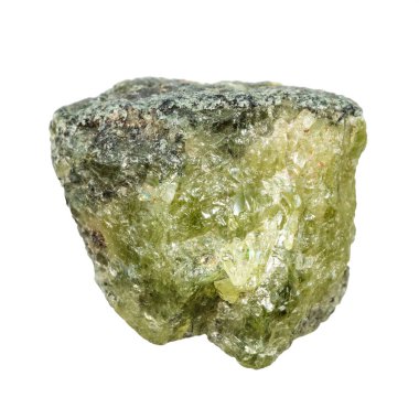 Jeolojik koleksiyondaki doğal taş örneklerini kapatın. Pakistan 'dan beyaz arka planda izole edilmiş çiğ yeşil sfenen minerali.