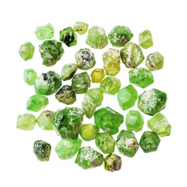 Jeolojik koleksiyondaki doğal taş örneklerini kapatın. Birçok ham talep kristali Ural Dağları 'nın beyaz zemininde izole edilmiştir.