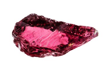 Jeolojik koleksiyondaki doğal taş örneklerini kapatın. Beyaz arka planda bulunan ham rodolit kristali Tanzanya 'dan izole edildi.