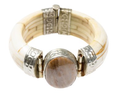 Doğal travertin değerli taşlı antika geniş kemik bileziği beyaz arka planda izole edilmiş.