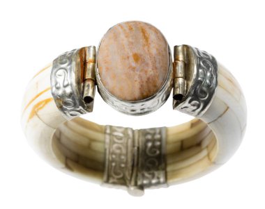 Antika geniş kemik bileziğinde doğal travertin taşı beyaz arka planda izole edilmiş.