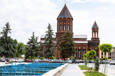 Gyumri, Ermenistan - 19 Temmuz 2024: Bulutlu bir yaz gününde Vardanant Meydanı 'ndan Kutsal Kurtarıcı Kilisesi' nin manzarası