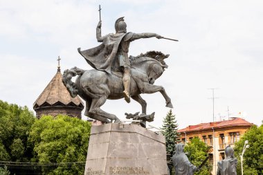 Gyumri, Ermenistan - 19 Temmuz 2024: bulutlu bir yaz gününde Vartan Mamikonian 'ın Gyumri' deki Vardanant Meydanı 'ndaki Avarayr Muharebesi anısına dikilen binicilik heykeli yan görünümü