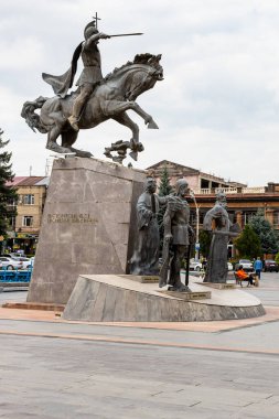 Gyumri, Ermenistan - 19 Temmuz 2024: Bulutlu bir yaz gününde Gyumri kentindeki Vardanant Meydanı 'ndaki Avarayr Muharebesi' nin yan görüntüsü