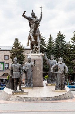 Gyumri, Ermenistan - 19 Temmuz 2024: Bulutlu bir yaz gününde Gyumri kentindeki Vardanant Meydanı 'ndaki Avarayr Muharebesi' nin önü