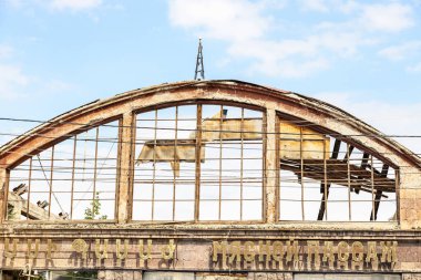 Gyumri, Ermenistan - 19 Temmuz 2024: bulutlu yaz gününde Gyumri şehrindeki Stepan Shaumyan caddesinde eski şehir et pazarının önü mahvoldu