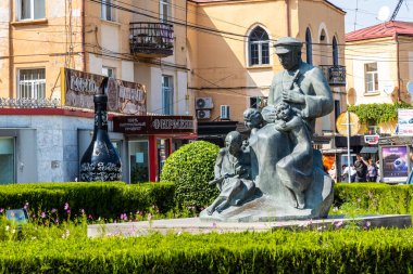 Gyumri, Ermenistan - 19 Temmuz 2024: Güneşli yaz gününde Hovhannes Shiraz Caddesi 'ndeki Duduker müzik çaların heykeli