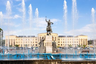 Gyumri, Ermenistan - 19 Temmuz 2024: Çeşme Anıtı 'ndan yaz günbatımında Gyumri şehrinin arka planındaki Vardanant Meydanı ve Belediye Binası' ndaki Avarayr Muharebesi 'ne bakın.