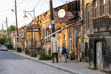 Gyumri, Ermenistan - 19 Temmuz 2024: Gyumri şehrinin eski Abovyan Caddesi 'ndeki eski evler yaz günbatımında