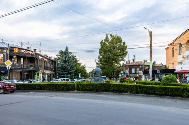 Gyumri, Ermenistan - 19 Temmuz 2024: Ermenistan 'ın Gyumri kentindeki Hovhannes Shiraz Caddesi' nin yaz akşamüstü manzarası