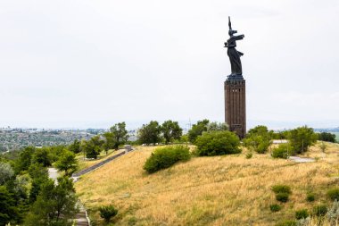 Gyumri, Ermenistan - 20 Temmuz 2024: Ermenistan Ana 'nın heykeli (Mair Hayastan) yağmurlu bir yaz gününde Gyumri kentindeki tepenin üstünde