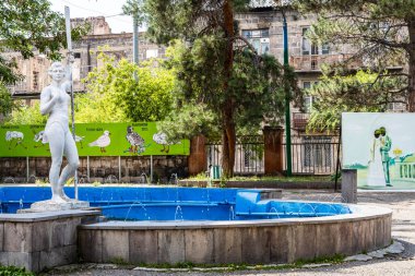 Gyumri, Ermenistan - 20 Temmuz 2024: Güneşli yaz gününde Gyumri şehrindeki Central Gorki Parkı 'nda (Maxim Gorky Parkı) Kürekli Kız adlı Sovyet heykeli