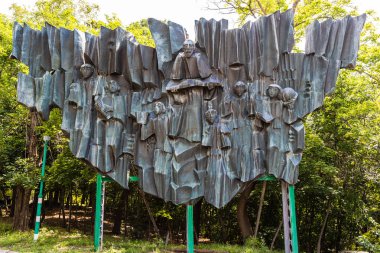 Gyumri, Ermenistan - 20 Temmuz 2024: Güneşli bir yaz gününde Gyumri kentindeki Central Gorki Parkı 'nda (Maxim Gorky Parkı) bir öğretmen ve öğrencilerini resmediyor.