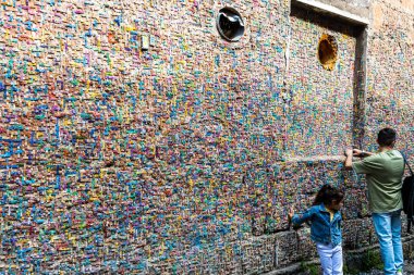 Gyumri, Ermenistan - 20 Temmuz 2024: İnsanlar İsimler Duvarı 'na harf, Gyumri şehrinin duvarına da yaz günü bulmaca koyarlar.