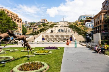 Erivan, Ermenistan - 28 Temmuz 2024: Güneşli yaz gününde Erivan şehrinde Tamanyan Caddesi 'nin yürüyüş alanı ve Cascade anıtı