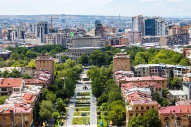 Erivan, Ermenistan - 28 Temmuz 2024: Güneşli yaz gününde Kasırga 'dan Erivan' ın merkezinin üstü