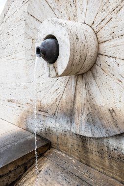 Erivan, Ermenistan - 28 Temmuz 2024: Erivan 'da yaz günü Şelale Anıtı' nda şarap kadehi şeklinde su kaynağı