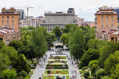 Erivan, Ermenistan - 28 Temmuz 2024: Yazın Erivan 'daki Şelale Anıtı' ndan Tamanyan Caddesi 'nin yaya bölgesinin üstü