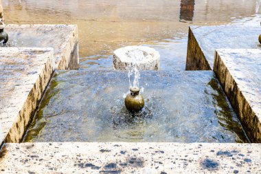 Erivan, Ermenistan - 28 Temmuz 2024: Erivan 'da yaz günü Cascade anıtının merdivenlerinde taş su havuzu