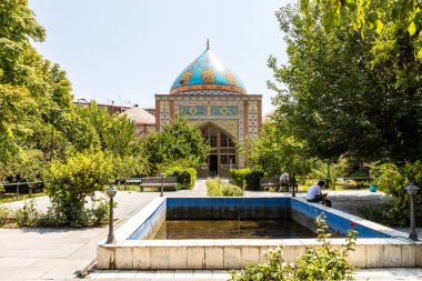 Erivan, Ermenistan - 28 Temmuz 2024: Güneşli yaz gününde Erivan şehrindeki Mavi Cami 'nin avlusu