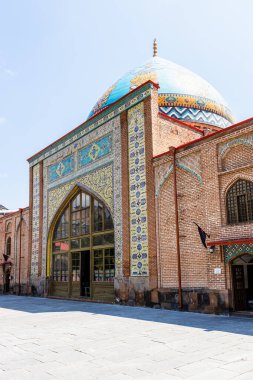 Erivan, Ermenistan - 28 Temmuz 2024: Güneşli yaz gününde Erivan şehrindeki Mavi Cami cephesi