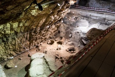 Areni, Ermenistan - 3 Ağustos 2024: Areni 'de şarap ve ayin alanı - 1 mağara kazısı kompleksi, Ermenistan yaz günü