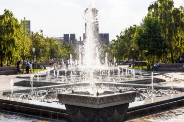 Erivan, Ermenistan - 10 Ağustos 2024: Güneşli yaz gününde Erivan 2800. yıldönümü parkında çeşme havuzları