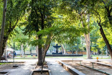 Erivan, Ermenistan - 10 Ağustos 2024: Güneşli yaz gününde Erivan 'da, İngiliz Parkı' nda çeşmeli sokak