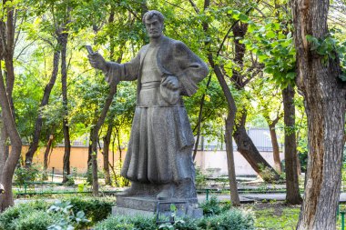 Erivan, Ermenistan - 10 Ağustos 2024: Güneşli yaz gününde Ermenistan 'da İngiliz Parkı' nda Pepo Heykeli