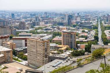 Erivan, Ermenistan - 11 Ağustos 2024: Güneşli yaz gününde, Erivan şehrinin merkezi Kentron ilçesindeki apartman dairelerinin yukarısı